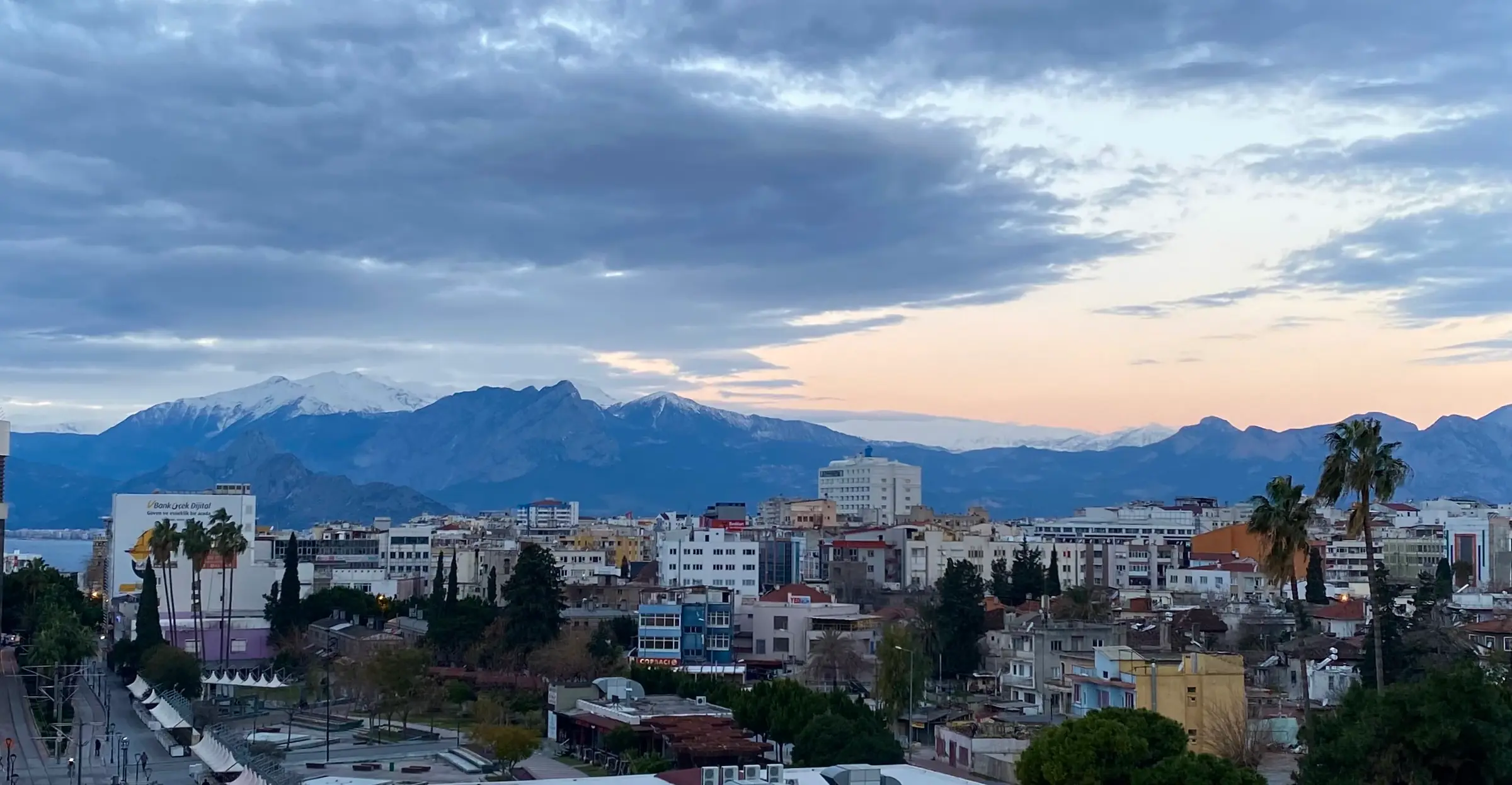 Antalya şehir merkezindeki apartmanlar ve arkada karlı Beydağları